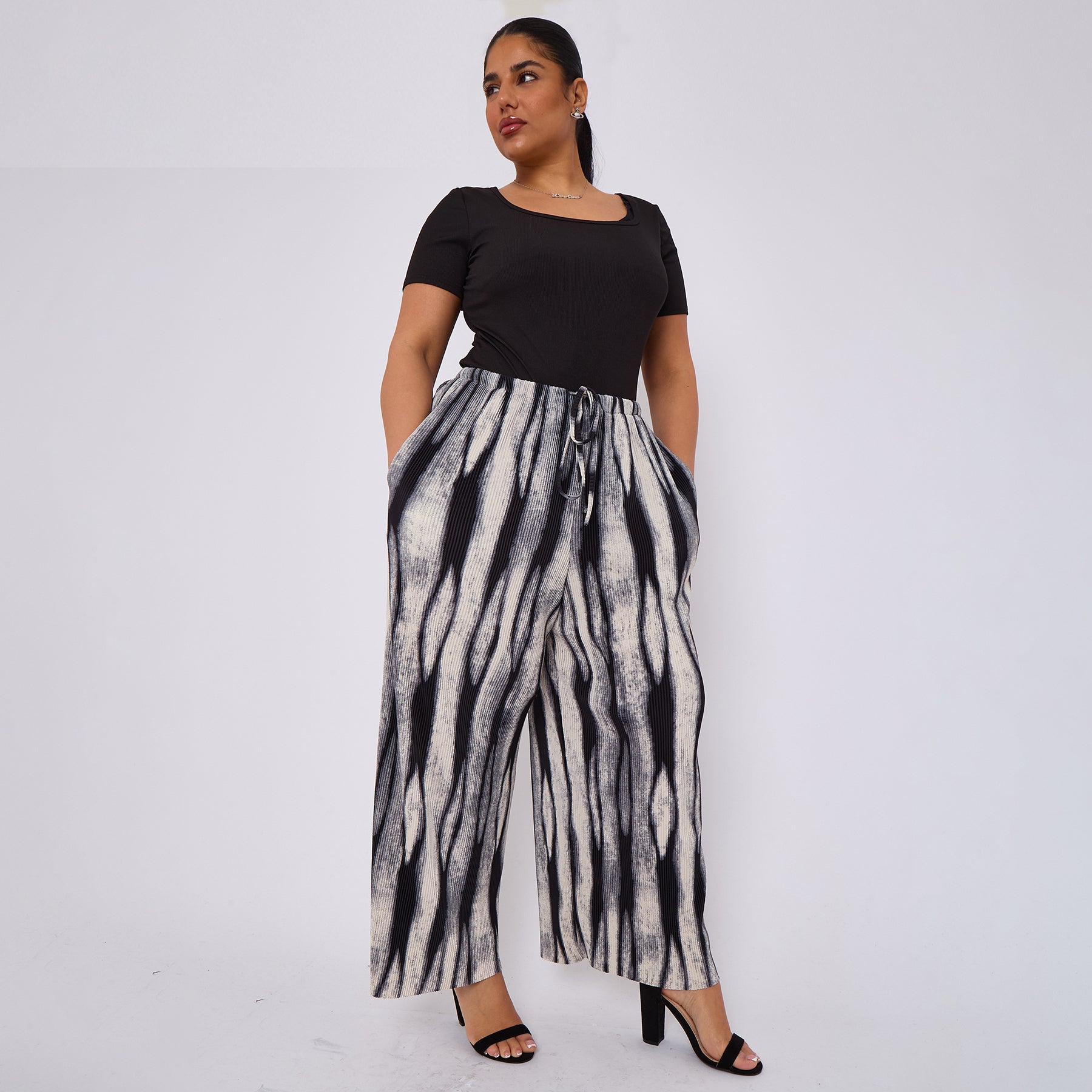 Monochrome Ripple Wide-Leg Drawstring Pants With Pockets