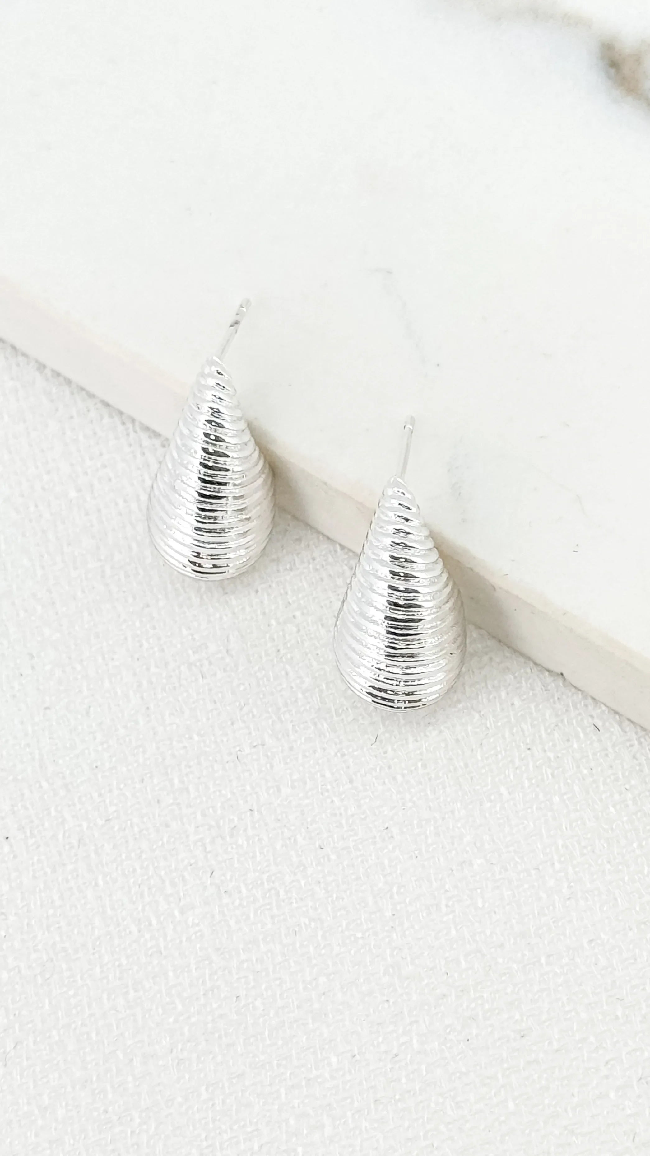 Tear Drop Line Detail Earrings (2 Colours)