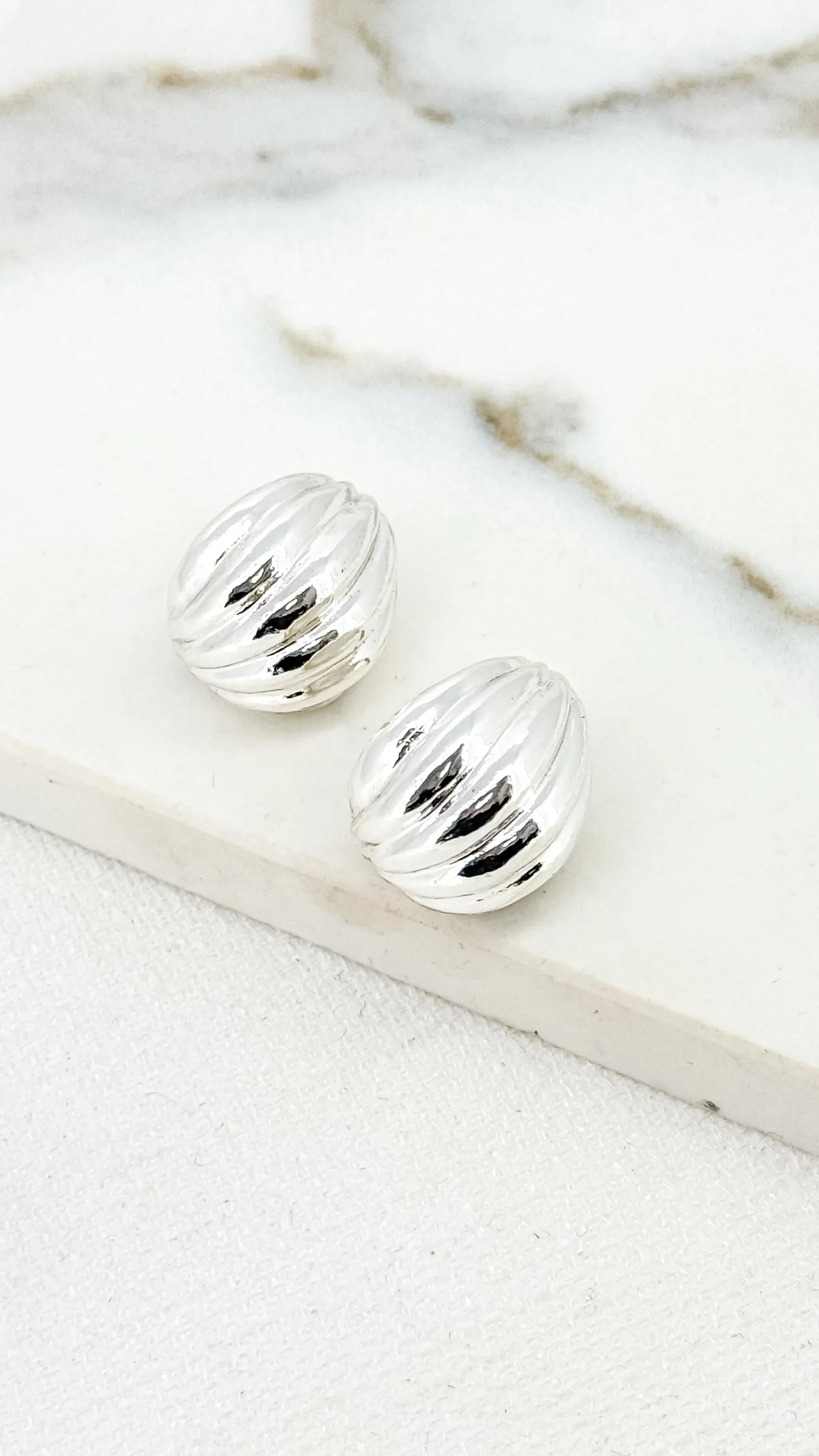 Ribbed Curved Droplet Earring (2 Colours)
